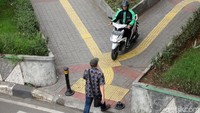 Para pengendara motor itu pun tak malu saat melintasi trotoar saat ada sejumlah pejalan kaki yang melintas disana.