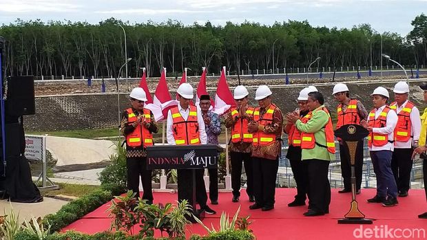 Jokowi Resmikan TPA Sampah Antibau di Kalsel
