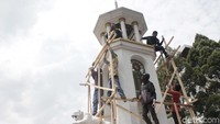 Pantauan detikcom, tampak sejumlah petugas tengah memperbaiki tugu patung tersebut. Rencananya petugas akan mencat tugu harimau tersebut, sebelum memasang kembali patung harimau yang jatuh.