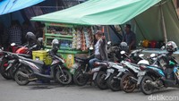 Tak hanya PKL, parkir liar juga membuat jalan menjadi sempit.