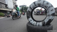 Sejumlah pedagang kaki lima (PKL) menggelar lapaknya di lokasi tersebut.