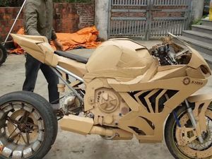 Kreatif! Pakai Kardus, Supra Fit Ini Disulap Jadi Moge BMW