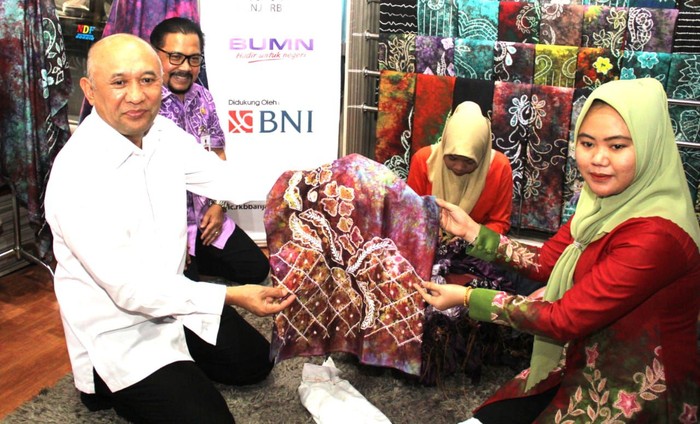 Menteri UMKM Teten Masduki terus mendukung penyalur KUR. Salah satunya pengrajin sasirangan bordir khas Banjarbaru, Kalimantan Selatan.