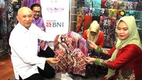 Menteri Koperasi dan Usaha Mikro Kecil dan Menengah (UMKM) Teten Masduki bersama Pengrajin Sasirangan Bordir merk NDF Nisa Aridho, menunjukkan kain sasirangan di galeri NDF Sasirangan Desa Sungai Tiung, Kecamatan Cempaka, Banjarbaru, Kalimantan Selatan, Jumat (7/2/2020).