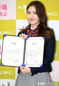 Bahagianya Jeon Somi Pamer Ijazah Lulus SMA