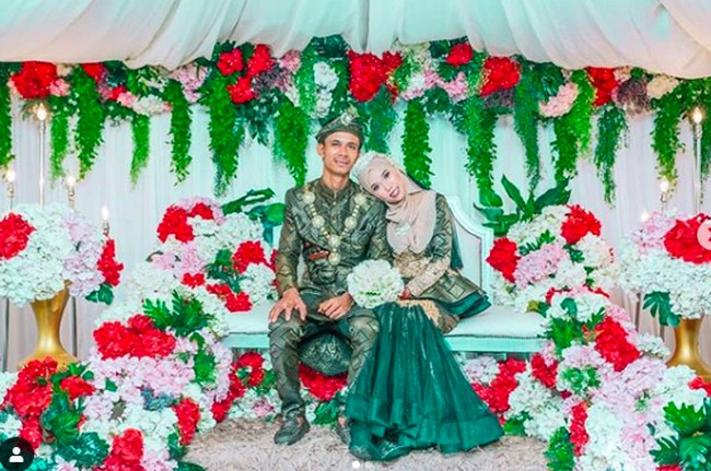 Azura Orkid pernah viral pada 2019 saat mengungkapkan kisahnya dinikahi seorang sopir truk bernama Hafis. Azura dalah seorang guru bergelar S2, sementara suaminya tamatan SMA. Foto: Instagram