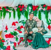 Azura Orkid pernah viral pada 2019 saat mengungkapkan kisahnya dinikahi seorang sopir truk bernama Hafis. Azura dalah seorang guru bergelar S2, sementara suaminya tamatan SMA. Foto: Instagram