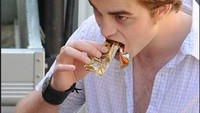 Menyantap cokelat pun dilakukan Robert Pattinson di sela-sela syuting. Wajahnya persis vampire ya? Foto: Istimewa