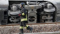 Imbas dari kecelakaan tersebut jalur kereta yang terlibat dalam insiden itu kemudian ditutup di kedua arah untuk sementara waktu. AP Photo/Antonio Calanni.