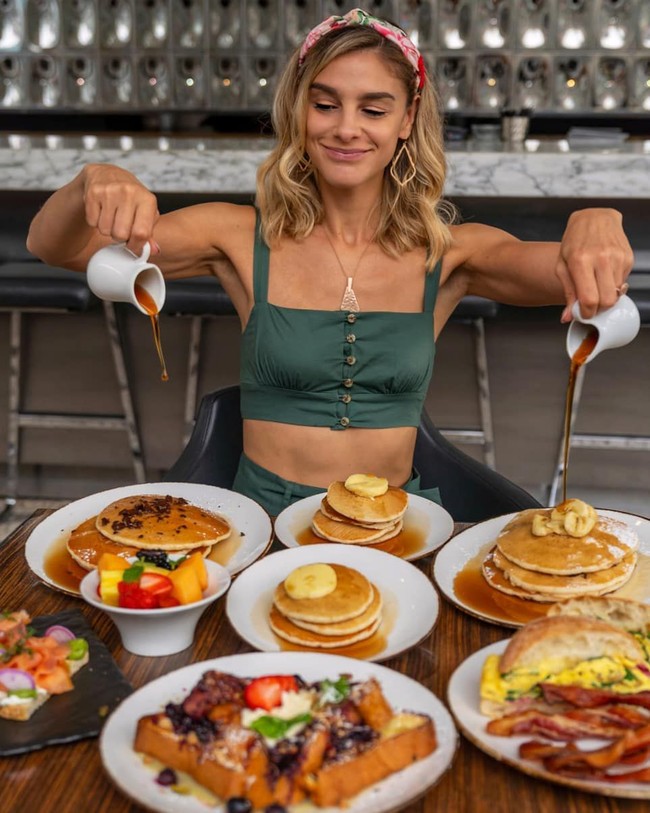 Salah satu keuntungan menjadi seorang influencer adalah disponsori keliling dunia. Hal tersebut juga dirasakan selebgram kuliner yang sebelumnya bekerja sebagai guru matematika. Foto: Instagram @cheatdayeats