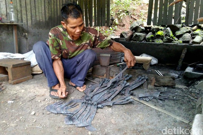 Kampung Dokdak yang berada di Ciamis merupakan sentra pembuatan peralatan pertanian dari besi. Di kampung itu mayoritas warganya bekerja sebagai pandai besi.