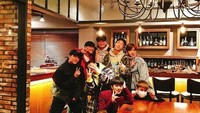 Kedekatan member iKON bersama bos mereka pun sangat terlihat. Lihat saja nih saat mereka berpose dengan santainya di salah satu restoran. Foto: Istimewa