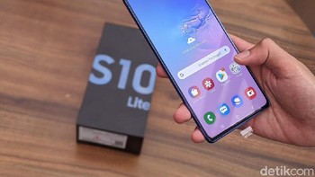Perbedaan dengan Note 10 Lite terlihat keberadaan S Pen yang sudah gaya khas seri Note. Foto: Agus Tri Haryanto/detikINET