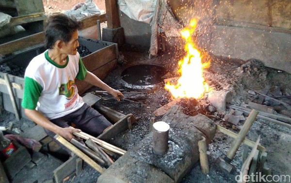 Salah satu pengrajin atau pandai besi, Uju (63) mengaku sudah menekuni pembuatan perkakas sudah puluhan tahun. Keahliannya tersebut didapat dari warisan orang tuanya. (Foto: Dadang Hermansyah/detikcom) Salah satu pengrajin atau pandai besi, Uju (63) mengaku sudah menekuni pembuatan perkakas sudah puluhan tahun. Keahliannya tersebut didapat dari warisan orang tuanya. (Foto: Dadang Hermansyah/detikcom)