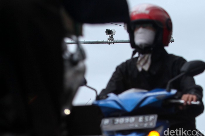 Pemasangan kamera tilang elektronik atau E-TLE diperluas. Kali ini kamera e-TLE yang dipasang di Jalan Gajah Mada, Jakarta, siap memantau pengendara yang melanggar lalu lintas.