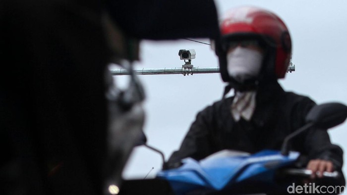 Pemasangan kamera tilang elektronik atau E-TLE diperluas. Kali ini kamera e-TLE yang dipasang di Jalan Gajah Mada, Jakarta, siap memantau pengendara yang melanggar lalu lintas.