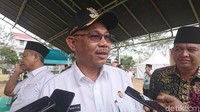 Selain itu, pelaksana tugas Wali Kota Medan, Akhyar Nasution, sempat dinyatakan positif COVID-19 pada Senin (3/8/2020). Lawan dari kubu Bobby Nasution dalam Pilkada Kota Medan tersebut dinyatakan sembuh setelah dua pekan menjalani perawatan di rumah sakit. Ahmad Arfah/detikcom  