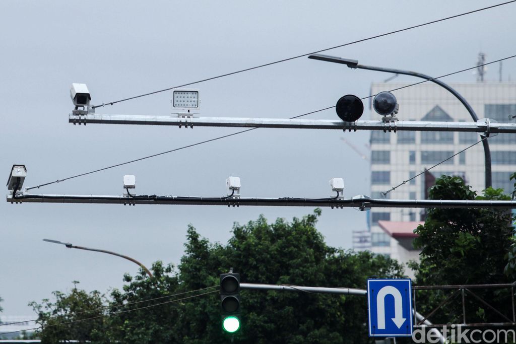 Pemasangan kamera tilang elektronik atau E-TLE diperluas. Kali ini kamera e-TLE yang dipasang di Jalan Gajah Mada, Jakarta, siap memantau pengendara yang melanggar lalu lintas.