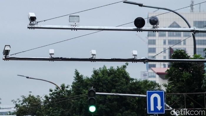 Pemasangan kamera tilang elektronik atau E-TLE diperluas. Kali ini kamera e-TLE yang dipasang di Jalan Gajah Mada, Jakarta, siap memantau pengendara yang melanggar lalu lintas.