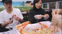 Junhoe atau biasa dikenal June terlihat sangat serius memotong capit kepiting untuk mengambil daging yang hendak ia nikmati. Foto: Istimewa