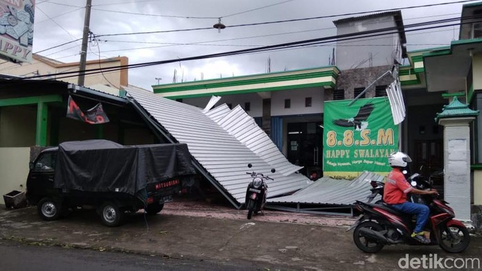 Angin Kencang Rusak Belasan Rumah di Tulungagung
