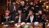 Sejak 2015 hingga tahun lalu, iKON aktif dengan 7 member. Beranggotakan B.I, Bobby, Yunhyeong, June, Jay, DK, dan Chan. Ini keseruan mereka bertujuh yang sedang menyantap makanan khas Korea Selatan di salah satu restoran. Foto: Istimewa