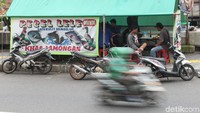 Para PKL ini didominasi para penjual makanan.