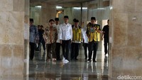 Jokowi tampak mengenakan kemeja putih dan celana berwarna hitam saat meninjau renovasi masjid tersebut. Tak hanya itu, mantan Gubernur DKI Jakarta itu juga tampak mengenakan peci berwarna hitam.