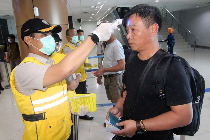 Petugas gabungan Pengawasan Orang Asing (PORA) mengunjungi Lai Chin Cheung (60, tengah), WNA asal Hongkong yang tinggal bersama istrinya yang asli pribumi (WNI), Zulfatun Nimah (36, kiri), di Gandong, Tulungagung, Jawa Timur, Jumat (7/2/2020). Pengawasan Orang Asing itu dilakukan secara gabungan dengan melibatkan tim Dinas Kesehatan demi mengantisipasi wabah novel corona atau 2019-nCov melalui WNA yang berasal atau memiliki riwayat perjalanan ke negara-negara terdampak virus memastikan. ANTARA FOTO/Destyan Sujarwoko/pd.