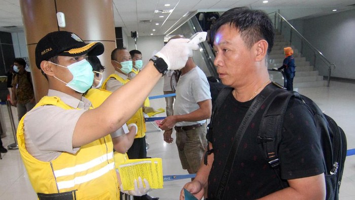 PENGAWASAN WNA ANTISIPASI WABAH CORONA Petugas gabungan Pengawasan Orang Asing (PORA) mengunjungi Lai Chin Cheung (60, tengah), WNA asal Hongkong yang tinggal bersama istrinya yang asli pribumi (WNI), Zulfatun Nimah (36, kiri), di Gandong, Tulungagung, Jawa Timur, Jumat (7/2/2020). Pengawasan Orang Asing itu dilakukan secara gabungan dengan melibatkan tim Dinas Kesehatan demi mengantisipasi wabah novel corona atau 2019-nCov melalui WNA yang berasal atau memiliki riwayat perjalanan ke negara-negara terdampak virus memastikan. ANTARA FOTO/Destyan Sujarwoko/pd.