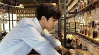Sibuk dengan rutinitasnya bersama iKON, membuat Junhoe menyantap makanannya sambil dirias. Lihat saja saat ia sibuk menikmati sosis ini jadi terlihat lucu ya! Foto: Istimewa