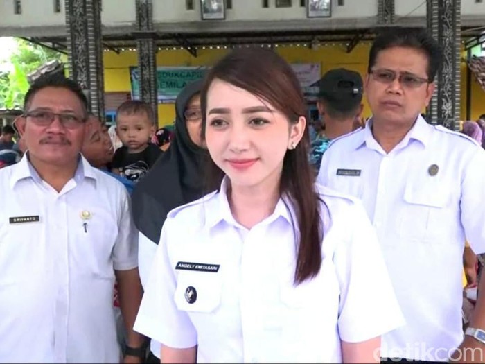 Pengurusan KTP elektronik, Kartu Keluarga dan Kartu Identitas Anak massal disambut antusias warga Kedungkumpul, Kecamatan Sukorame, Lamongan. Sang kades, Angely Emitasari siap membuat gebrakan selanjutnya.