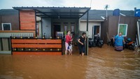 Banjir merendam Perumahan Rajasanagara, Cinunuk, Kabupaten Bandung, Jawa Barat, Jumat (7/2/2020).