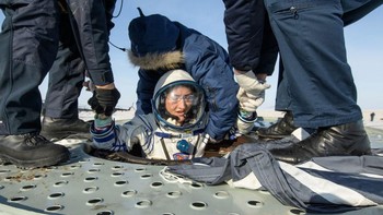 Koch dibantu keluar dari kapsul oleh tim penyelamat dan tim medis dari Rusia, NASA dan ESA. Foto: NASA/Bill Ingalls