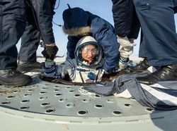 Momen Pulangnya Astronaut Perempuan Pemecah Rekor 328 Hari di Antariksa