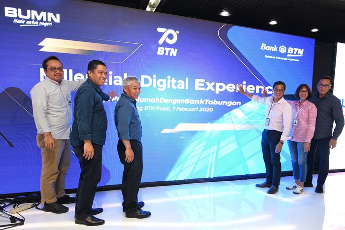 Bidik 2,7 Juta Pengguna Mobil Banking Direktur Utama PT Bank Tabungan Negara (Persero) Tbk. Pahala N. Mansury (keempat kiri) bersama Jajaran Direksi Bank BTN Hirwandi Gafar, Jasmin, Andi Nirwoto, Elisabeth Novie Riswanti, dan Yossi Istanto kompak melihat aplikasi Mobile Banking Bank BTN di sela acara Millenials Digital Experience di Jakarta, Jumat (7/2).