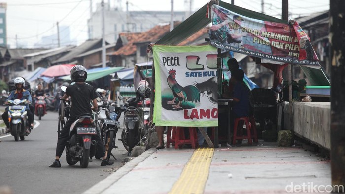 Jalan Tanjung Selor di kawasan ITC Roxy Mas, Jakarta, dipenuhi sejumlah PKL dan parkir liar. Hasilnya, jalan menjadi sempit dan fungsi trotoar hilang.