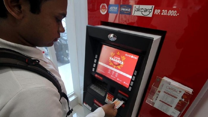 Seorang mahasiswa tengah melakukan transaksi penarikan uang tunai dengan nominal Rp20.000,- di ATM Bank DKI di Universitas Pamulang, Tangerang Selatan (6/2/2020)