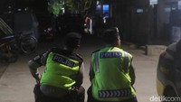 Rekonstruksi kasus Novel ini digelar dengan pengamanan yang ketat di setiap sisi jalan masuk menuju rumah Novel Baswedan dan Masjid tempat melaksanakan salat.