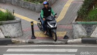 Selain itu, minimnya pengawasan dari polisi lalu lintas membuat para pengendara motor tak takut dan jera melintasi jalur khusus pejalan kaki tersebut.