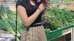 Cantiknya Pedangdut Bella Nova Saat Makan Steak dan Belanja Sayuran
