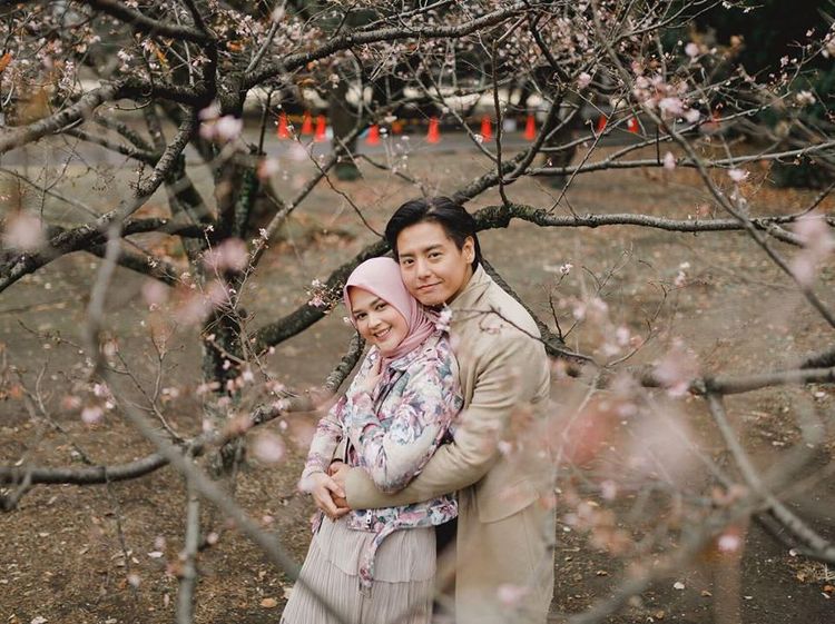 7 Potret Pasangan Artis Cantik yang Pilih Jadi Mualaf Sebelum Menikah