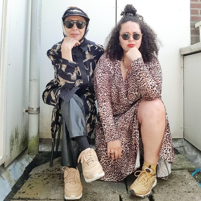 Najate Leklye eksis di Instagram putrinya Meryem Slimani. Dia tidak memiliki akun Instagram sendiri. Memang Meryem lah yang menjadikannya sebagai eskperimen fashion. Wanita itu mengubah gaya sang ibu menjadi lebih styish. Saya ingin melakukan sesuatu dengan ibu saya karena ibu saya adalah bagian penting dari hidup. Dan kami selalu mengambil gambar secara spontan bersama-sama, kata Meryem. Foto: instagram @meryemsfirst.