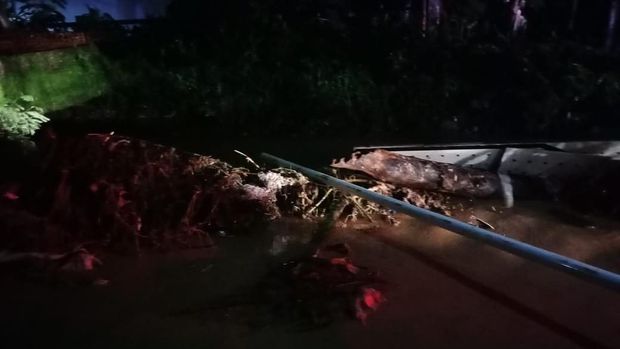 Tersumbat Kasur Bekas, Tanggul Sungai Cirongeng Arcamanik Jebol
