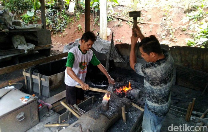 Kampung Dokdak yang berada di Ciamis merupakan sentra pembuatan peralatan pertanian dari besi. Di kampung itu mayoritas warganya bekerja sebagai pandai besi.