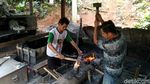 Melihat Pembuatan Perkakas Besi di Kampung Dokdak Ciamis