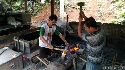 Potret Kerja Pande Besi Ciamis, Tradisi Turun Temurun