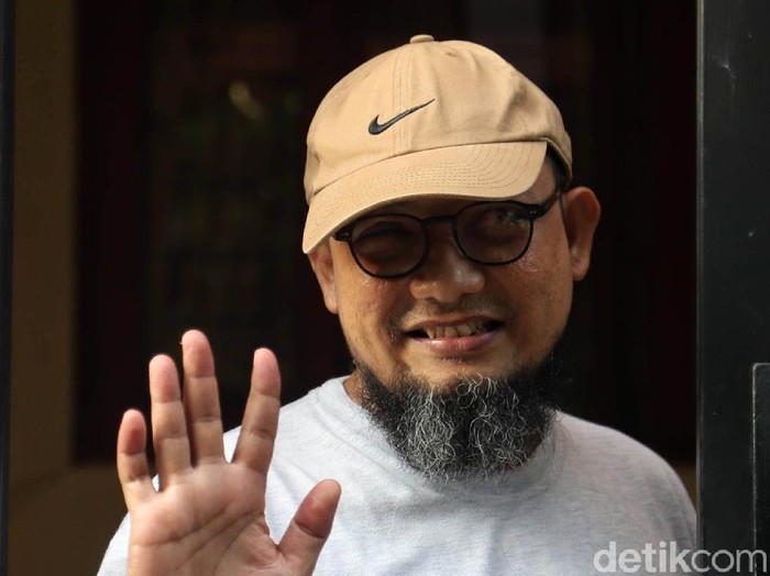 Korban penyiraman air keras Novel Baswedan bicara alasannya tak ikut rekonstruksi yang digelar polisi. Faktor kesehatan jadi alasan ia tak ikut rekonstruksi itu
