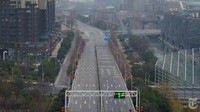 Wuhan sebenarnya memiliki sekitar 11 juta penduduk. Namun semua itu tak terlihat dalam video singkat tersebut. Seluruh warga Wuhan disarankan tidak keluar rumah jika tidak ada keperluan mendesak. Foto: China File/The New York Times