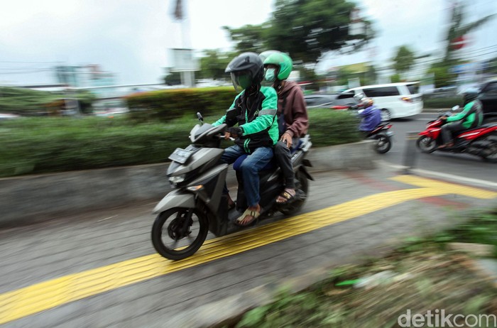 Pengendara motor tak juga jera menyalahgunakan jalur khusus pejalan kaki demi pangkas waktu tempuh. Aksi itu tentunya berbahaya bagi pejalan kaki yang melintas.
